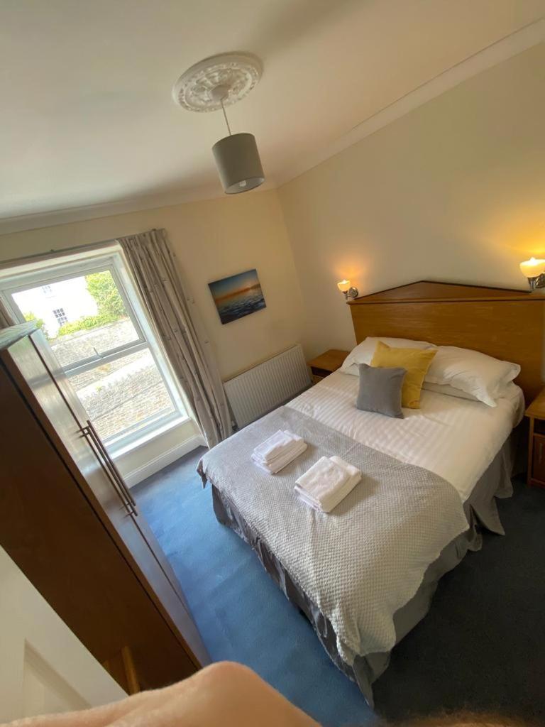 Rose And Crown Hotel & Hope And Anchor Bar Goodwick Екстериор снимка