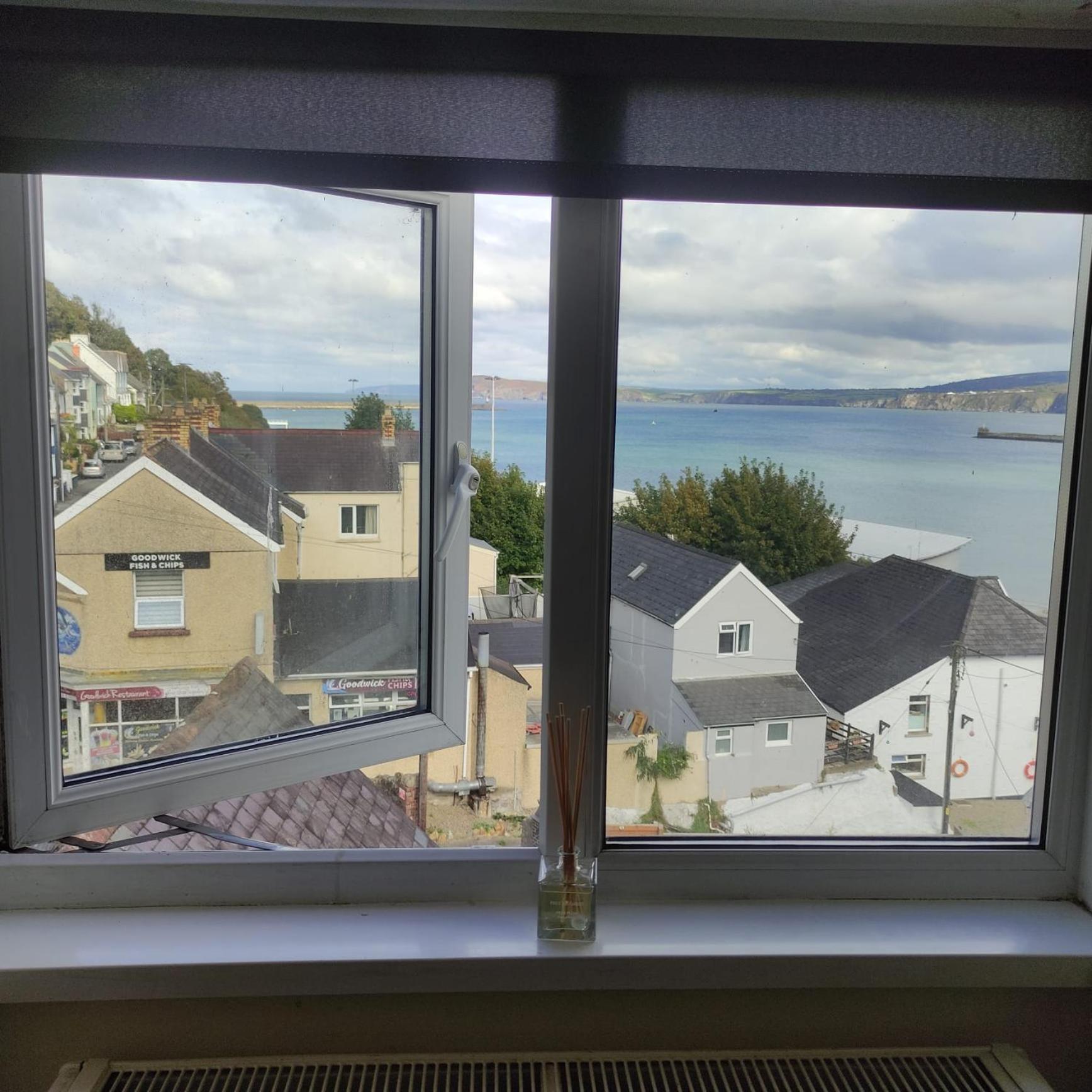 Rose And Crown Hotel & Hope And Anchor Bar Goodwick Екстериор снимка
